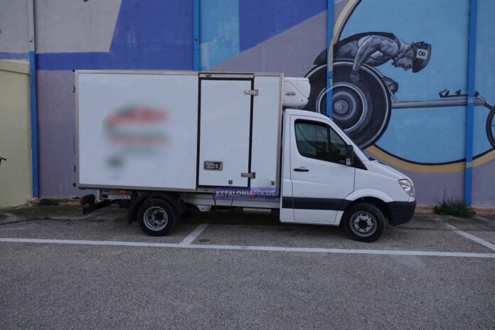 Παράνομο παρκάρισμα έξω από το κλειστό “Αντώνη Τρίτση”: Ημιφορτηγό παρκαρισμένο μέρες παρά το απαγορευτικό, κανένας έλεγχος[ Παράνομο παρκάρισμα έξω από το κλειστό “Αντώνη Τρίτση”: Ημιφορτηγό παρκαρισμένο μέρες παρά το απαγορευτικό, κανένας έλεγχος[