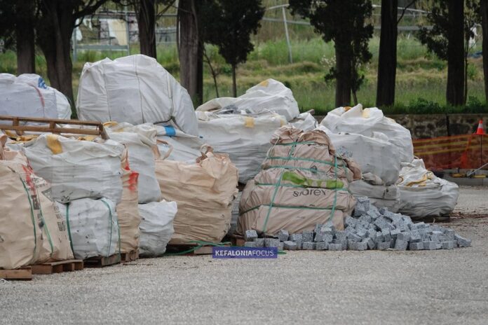 Προβληματισμός για την κατάσταση στον προαύλιο χώρο του κλειστού «Αντώνης Τρίτσης» Προβληματισμός για την κατάσταση στον προαύλιο χώρο του κλειστού «Αντώνης Τρίτσης»