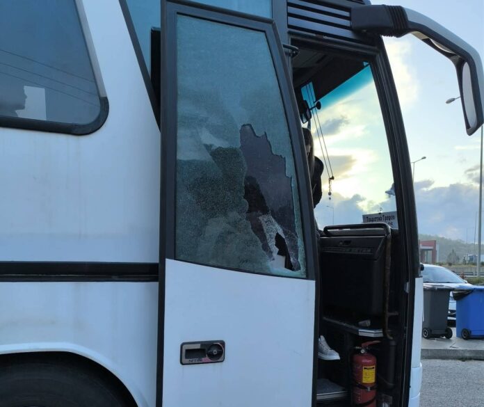 Διευκρινίσεις από τον Σύλλογο Γονέων του 2ου Δημοτικού Αργοστολίου για την επίθεση με πέτρα στο λεωφορείο στην Καλαμάτα Διευκρινίσεις από τον Σύλλογο Γονέων του 2ου Δημοτικού Αργοστολίου για την επίθεση με πέτρα στο λεωφορείο στην Καλαμάτα