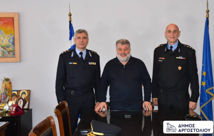 Επίσκεψη νέου Περιφερειακού Διοικητή Πυροσβεστικών Υπηρεσιών Ιονίων Νήσων, στον Δήμαρχο Αργοστολίου Επίσκεψη νέου Περιφερειακού Διοικητή Πυροσβεστικών Υπηρεσιών Ιονίων Νήσων, στον Δήμαρχο Αργοστολίου