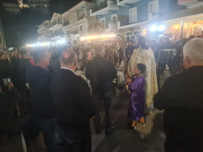 Με βαθιά κατάνυξη πραγματοποιήθηκε η Ακολουθία του Επιταφίου Θρήνου και η περιφορά του Επιταφίου στον Πόρο Κεφαλονιάς! Με βαθιά κατάνυξη πραγματοποιήθηκε η Ακολουθία του Επιταφίου Θρήνου και η περιφορά του Επιταφίου στον Πόρο Κεφαλονιάς!