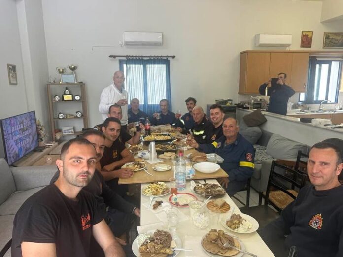 Πάσχα δίπλα στους πυροσβέστες της βάρδιας στο Αργοστόλι για τον διοκητή της ΔΙΠΥΝ Χρήστο Σπυρίδη Πάσχα δίπλα στους πυροσβέστες της βάρδιας στο Αργοστόλι για τον διοκητή της ΔΙΠΥΝ Χρήστο Σπυρίδη