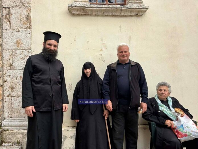 Αναστάσιμη Θεία Λειτουργία στη Μονή Παναγίας Ανατολικού το Σάββατο της Διακαινησίμου Αναστάσιμη Θεία Λειτουργία στη Μονή Παναγίας Ανατολικού το Σάββατο της Διακαινησίμου