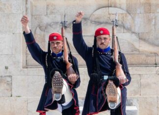 Δύο Κεφαλονίτες στην Προεδρική Φρουρά: Τιμή στον Άγνωστο Στρατιώτη