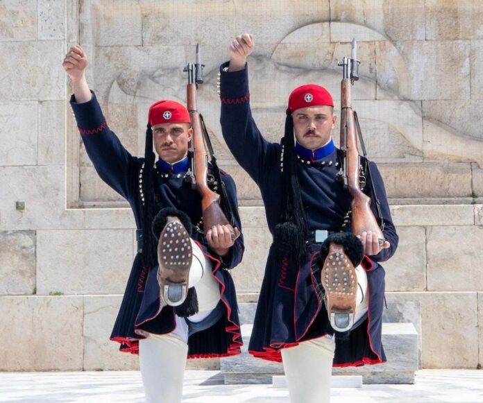 Δύο Κεφαλονίτες στην Προεδρική Φρουρά: Τιμή στον Άγνωστο Στρατιώτη Δύο Κεφαλονίτες στην Προεδρική Φρουρά: Τιμή στον Άγνωστο Στρατιώτη
