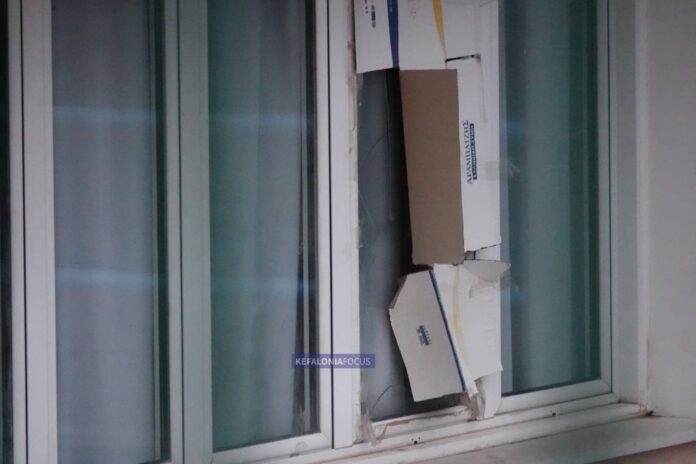 Σπασμένο παράθυρο στο 3ο Δημοτικό Αργοστολίου: Δύο χρόνια εγκατάλειψης και κανείς δεν ντρέπεται Σπασμένο παράθυρο στο 3ο Δημοτικό Αργοστολίου: Δύο χρόνια εγκατάλειψης και κανείς δεν ντρέπεται