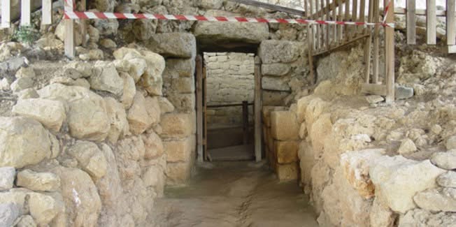 Η «Οδύσσεια» του Θολωτού Τάφου στα Τζαννάτα μέσα από την πένα του Σπύρου Αλεβιζόπουλου Η «Οδύσσεια» του Θολωτού Τάφου στα Τζαννάτα μέσα από την πένα του Σπύρου Αλεβιζόπουλου