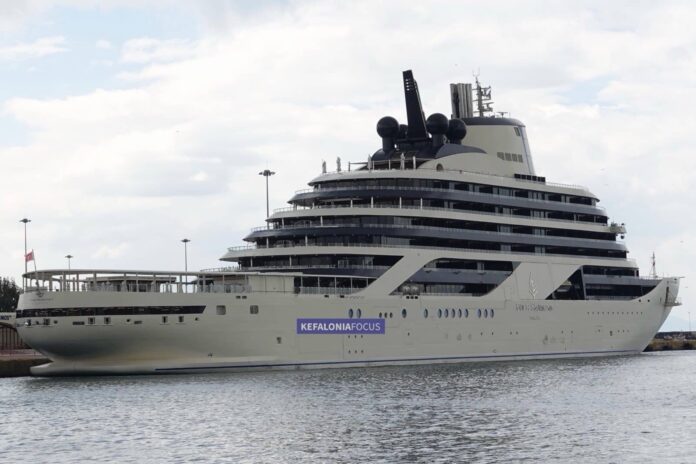 Το υπερπολυτελές «Four Seasons I»:η πιο ακριβή εμπειρία κρουαζιέρας στον κόσμο στο πρώτο του ταξίδι στον Πειραιά – Το Kefaloniafocus το φωτογράφισε από κοντά Το υπερπολυτελές «Four Seasons I»:η πιο ακριβή εμπειρία κρουαζιέρας στον κόσμο στο πρώτο του ταξίδι στον Πειραιά – Το Kefaloniafocus το φωτογράφισε από κοντά