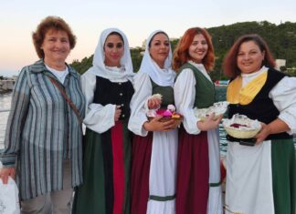 Ο «Πρόνησος» καλωσόρισε με κανταδόρους, παραδοσιακές στολές και αισιοδοξία την καλοκαιρινή σεζόν στον Πόρο Κεφαλονιάς!