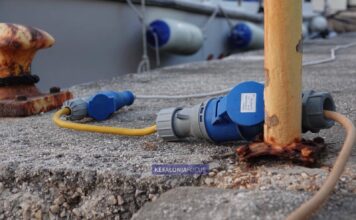Λιμάνι Σάμης: Καλώδια ρεύματος δίπλα σε πεζούς και τουρίστες —Σοβαρά ερωτήματα για ασφάλεια και χρεώσεις