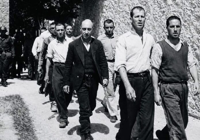 «Τα χέρια μου μυρίζουν ακόμη χώμα και αίμα» — Η συγκλονιστική επιστολή ενός εργάτη του Νεκροταφείου μετά την εκτέλεση των 200 «Τα χέρια μου μυρίζουν ακόμη χώμα και αίμα» — Η συγκλονιστική επιστολή ενός εργάτη του Νεκροταφείου μετά την εκτέλεση των 200