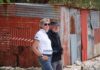 Δύο Γερμανοί τουρίστες απολαμβάνουν τη γαλήνη του Μαΐου στην παραλία της Αγίας Σοφίας στην Κεφαλονιά