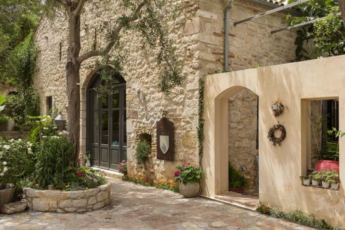 Hotel Familia – Ένα κόσμημα φιλοξενίας που παντρεύει την ιστορία με την αυθεντική πολυτέλεια στην καρδιά της Ιθάκης Hotel Familia – Ένα κόσμημα φιλοξενίας που παντρεύει την ιστορία με την αυθεντική πολυτέλεια στην καρδιά της Ιθάκης