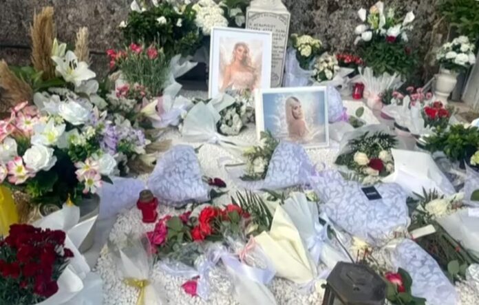 Κεφαλονιά: Σε βαρύ κλίμα το 40ήμερο μνημόσυνο για τη 19χρονη Μυρτώ – «Παρακαλάμε να τη δούμε στον ύπνο μας» Κεφαλονιά: Σε βαρύ κλίμα το 40ήμερο μνημόσυνο για τη 19χρονη Μυρτώ – «Παρακαλάμε να τη δούμε στον ύπνο μας»