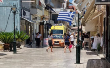 Σοκ στο Λιθόστρωτο: Αυτοκίνητο τραυμάτισε γυναίκα που καθόταν σε κατάστημα – Πού είναι η ασφάλεια στον πεζόδρομο;