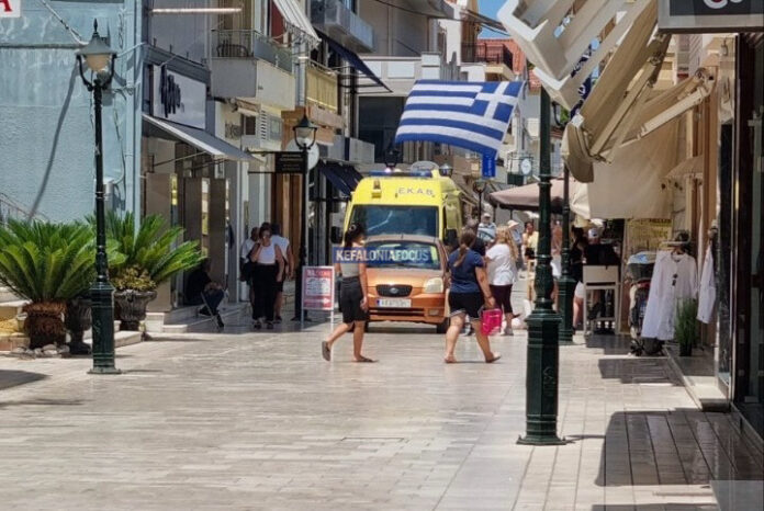 Σοκ στο Λιθόστρωτο: Αυτοκίνητο τραυμάτισε γυναίκα που καθόταν σε κατάστημα – Πού είναι η ασφάλεια στον πεζόδρομο; Σοκ στο Λιθόστρωτο: Αυτοκίνητο τραυμάτισε γυναίκα που καθόταν σε κατάστημα – Πού είναι η ασφάλεια στον πεζόδρομο;