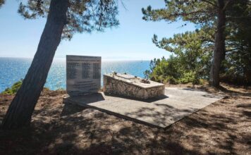 Τοποθετήθηκε η Πλάκα με τα ονόματα των Ηρώων του Υποβρυχίου «Περσέας» στον Πόρο Κεφαλονιάς!