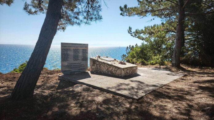 Τοποθετήθηκε η Πλάκα με τα ονόματα των Ηρώων του Υποβρυχίου «Περσέας» στον Πόρο Κεφαλονιάς! Τοποθετήθηκε η Πλάκα με τα ονόματα των Ηρώων του Υποβρυχίου «Περσέας» στον Πόρο Κεφαλονιάς!