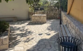 Παράδειγμα προς μίμηση: Δύο μικρά παιδιά καθάρισαν την πλατεία στα Ματζαβινάτα με δική τους πρωτοβουλία