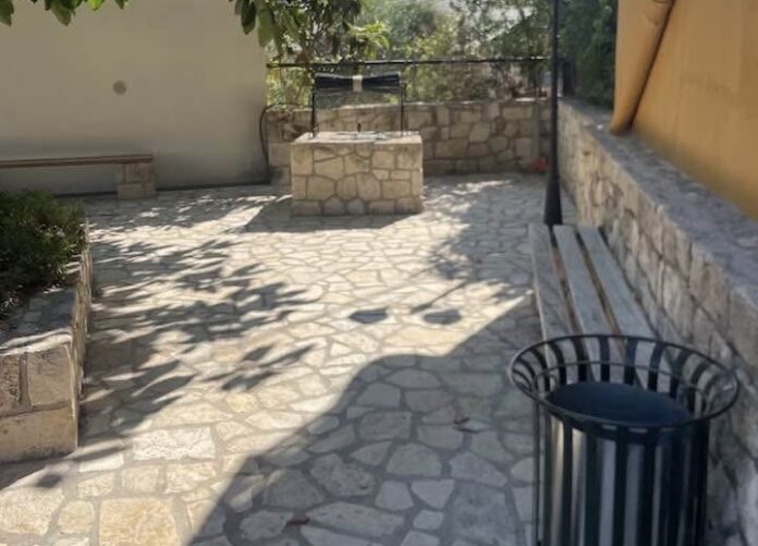 Παράδειγμα προς μίμηση: Δύο μικρά παιδιά καθάρισαν την πλατεία στα Ματζαβινάτα με δική τους πρωτοβουλία Παράδειγμα προς μίμηση: Δύο μικρά παιδιά καθάρισαν την πλατεία στα Ματζαβινάτα με δική τους πρωτοβουλία