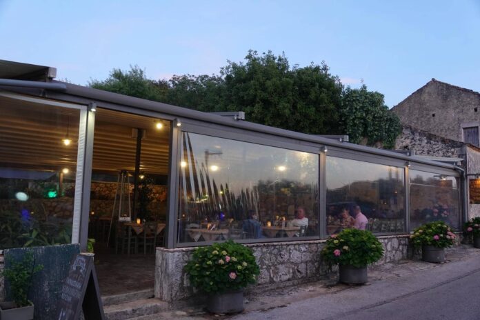 Το αγαπημένο Makis Restaurant στις Βασιλλικάδες κλείνει προσωρινά μέχρι νεωτέρας Το αγαπημένο Makis Restaurant στις Βασιλλικάδες κλείνει προσωρινά μέχρι νεωτέρας