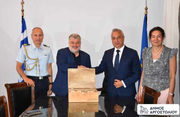 Επίσκεψη αντιπροσωπείας της Ιταλικής Μεραρχίας Acqui στον Δήμαρχο Αργοστολίου Επίσκεψη αντιπροσωπείας της Ιταλικής Μεραρχίας Acqui στον Δήμαρχο Αργοστολίου