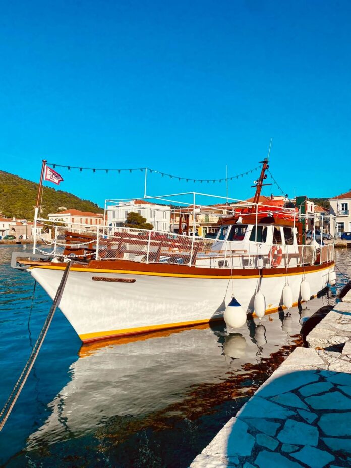 «Μάνα Κορίνα»: Ένα καΐκι, μια οικογένεια, μια ολόκληρη εποχή στην Ιθάκη «Μάνα Κορίνα»: Ένα καΐκι, μια οικογένεια, μια ολόκληρη εποχή στην Ιθάκη
