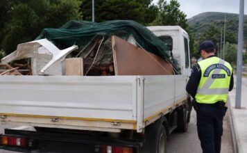 Ούτε τα οχήματα του Δήμου Αργοστολίου γλίτωσαν από τους ελέγχους της Τροχαίας – Πρόστιμα άνω των 1.900 ευρώ για αντικανονική φόρτωση και ελλιπή προστασία φορτίου