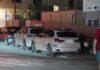 Προκλητική στάθμευση: Δύο θηριώδη SUV με ξένες πινακίδες πάνω στο πεζοδρόμιο στο κέντρο του Αργοστολίου