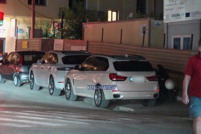 Προκλητική στάθμευση: Δύο θηριώδη SUV με ξένες πινακίδες πάνω στο πεζοδρόμιο στο κέντρο του Αργοστολίου Προκλητική στάθμευση: Δύο θηριώδη SUV με ξένες πινακίδες πάνω στο πεζοδρόμιο στο κέντρο του Αργοστολίου