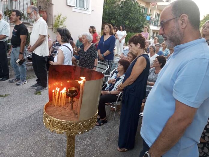 Η εορταστική παράκληση της Αγίας Κυριακής στο Ληξούρι, στου Γιώργου Μπάνη το καντούνι. Η εορταστική παράκληση της Αγίας Κυριακής στο Ληξούρι, στου Γιώργου Μπάνη το καντούνι.