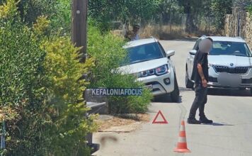 Νέο τροχαίο στον δρόμο-«παγίδα» από Λακήθρα προς το Αεροδρόμιο Κεφαλονιάς – Αυτοκίνητο τουριστών κατέληξε σε χαντάκι