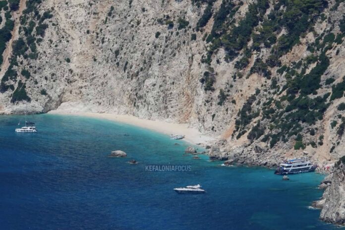Αφάλες Ιθάκης :Ένας ύμνος στο φως, στο γαλάζιο και στην αιωνιότητα Αφάλες Ιθάκης :Ένας ύμνος στο φως, στο γαλάζιο και στην αιωνιότητα