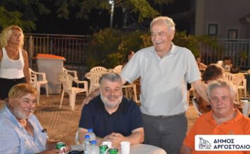 Οι δημότες πληρώνουν έναν ειδικό συνεργάτη επικοινωνίας για να φωτογραφίζει τον Δήμαρχο Αργοστολίου και την κουστωδία του στα πανηγύρια;