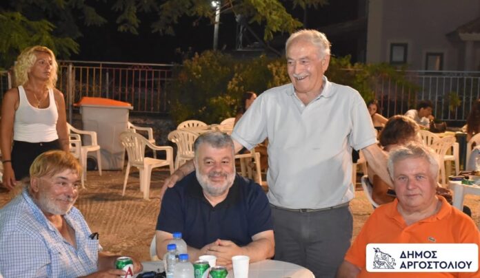 Οι δημότες πληρώνουν έναν ειδικό συνεργάτη επικοινωνίας για να φωτογραφίζει τον Δήμαρχο Αργοστολίου και την κουστωδία του στα πανηγύρια; Οι δημότες πληρώνουν έναν ειδικό συνεργάτη επικοινωνίας για να φωτογραφίζει τον Δήμαρχο Αργοστολίου και την κουστωδία του στα πανηγύρια;