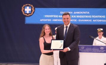 Ο Υπουργός Ναυτιλίας τίμησε τη ναυαγοσώστρια της Κεφαλονιάς που έσωσε επτά ζωές στην Άβυθο–Παράδειγμα αυταπάρνησης η Σοφία Κασπίρη