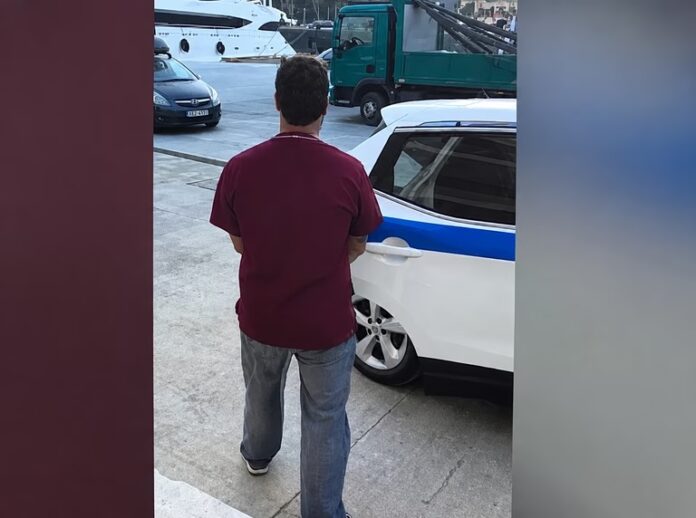 Συνελήφθη ο μοναδικός αγροτικός γιατρός του Καστελόριζου μετά από μήνυση του δημάρχου – Στα «σκοινιά» το ΕΣΥ Συνελήφθη ο μοναδικός αγροτικός γιατρός του Καστελόριζου μετά από μήνυση του δημάρχου – Στα «σκοινιά» το ΕΣΥ