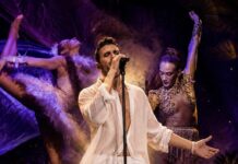 Velvet Night στο Alaya στο Ξι – Μια ξεχωριστή μουσική βραδιά με τον Alexis και τις NEFELOPETRA Dancers