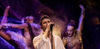 Velvet Night στο Alaya στο Ξι – Μια ξεχωριστή μουσική βραδιά με τον Alexis και τις NEFELOPETRA Dancers