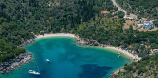 Σαρακήνικο Ιθάκης: Ένας αυθεντικός κόλπος που κρατά ζωντανή τη γοητεία της ελεύθερης φύσης
