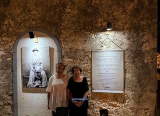 «Φωτίζοντας την αιωνιότητα της μνήμης»: Μια ξεχωριστή υπαίθρια έκθεση φωτογραφίας ζωντανεύει το Φισκάρδο
