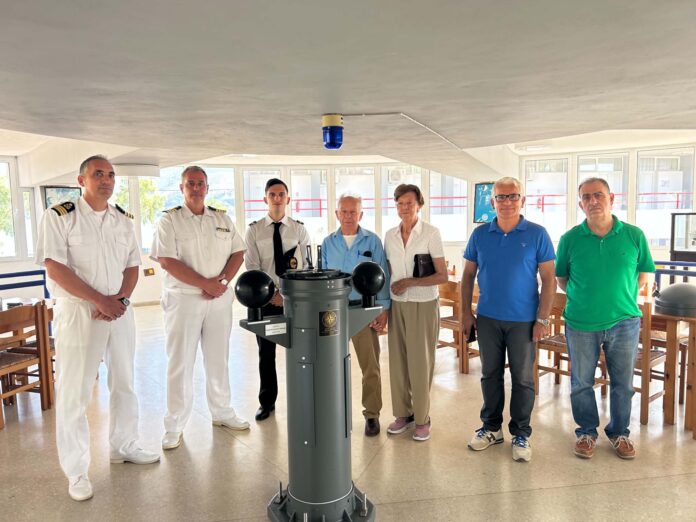 Σημαντική δωρεά σύγχρονης μαγνητικής πυξίδας στην ΑΕΝ Ιονίων Νήσων από τον Νικόλαο Σκλαβουνάκη Σημαντική δωρεά σύγχρονης μαγνητικής πυξίδας στην ΑΕΝ Ιονίων Νήσων από τον Νικόλαο Σκλαβουνάκη