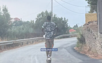 Έχει ξεφύγει η κατάσταση με τα πατίνια – Σαν «καβαλάρης» στη μέση της επαρχιακής οδού Αργοστόλι–Αεροδρόμιο