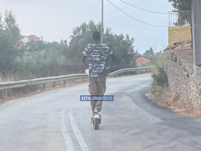 Έχει ξεφύγει η κατάσταση με τα πατίνια – Σαν «καβαλάρης» στη μέση της επαρχιακής οδού Αργοστόλι–Αεροδρόμιο Έχει ξεφύγει η κατάσταση με τα πατίνια – Σαν «καβαλάρης» στη μέση της επαρχιακής οδού Αργοστόλι–Αεροδρόμιο