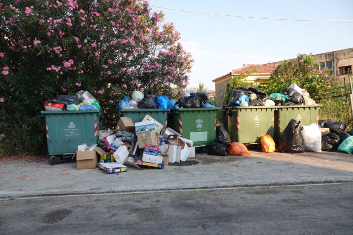 «Εικόνες ντροπής στη Σάμη: Ξεχειλισμένοι κάδοι στην καρδιά της τουριστικής πόλης» «Εικόνες ντροπής στη Σάμη: Ξεχειλισμένοι κάδοι στην καρδιά της τουριστικής πόλης»