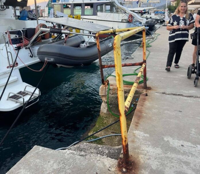 Σάμη: Αυτό ήταν το σκουριασμένο κάγκελο που κατέρρευσε – Από θαύμα σώθηκε παιδί, ζητούνται απαντήσεις για την κατάσταση στο λιμάνι Σάμη: Αυτό ήταν το σκουριασμένο κάγκελο που κατέρρευσε – Από θαύμα σώθηκε παιδί, ζητούνται απαντήσεις για την κατάσταση στο λιμάνι