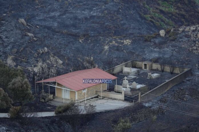 Σώθηκε από θαύμα η μικρή εκκλησία της Παναγίας Πετρουλού στο Κρεμμύδι – Οι φλόγες έφτασαν μια ανάσα από το ιερό προσκύνημα Σώθηκε από θαύμα η μικρή εκκλησία της Παναγίας Πετρουλού στο Κρεμμύδι – Οι φλόγες έφτασαν μια ανάσα από το ιερό προσκύνημα