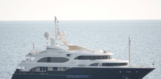 Ο Δημήτρης Κοπελούζος με τη θαλαμηγό «Sunday» στον Πλατύ Γιαλό – Στο επίκεντρο ξανά η Κεφαλονιά