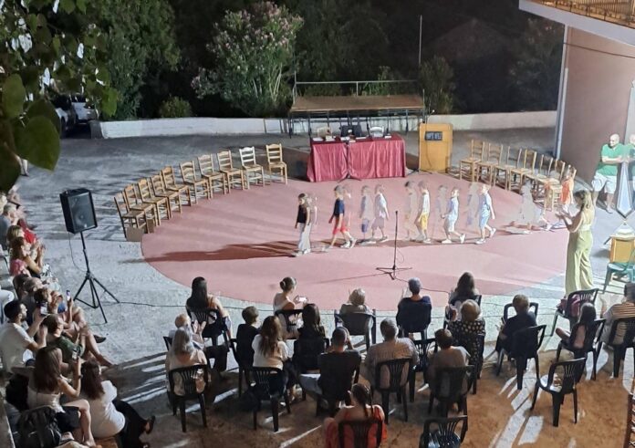 Μετά τη μεγάλη περσινή επιτυχία, η παιδική θεατρική μας ομάδα επέστρεψε για δεύτερη συνεχή χρονιά και μας μάγεψε όλους το Σάββατο 8 Αυγούστου! Μετά τη μεγάλη περσινή επιτυχία, η παιδική θεατρική μας ομάδα επέστρεψε για δεύτερη συνεχή χρονιά και μας μάγεψε όλους το Σάββατο 8 Αυγούστου!