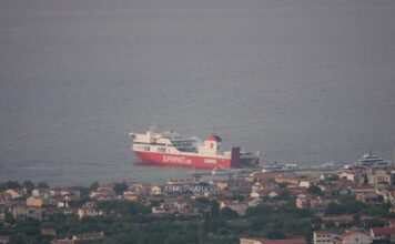 Λιμάνι Σάμης: Η προβλήτα δεν μπορεί να εξυπηρετήσει ταυτόχρονα δύο μεγάλα πλοία – Το F/B Kefalonia μένει αρόδου για να δέσει το Superfast I